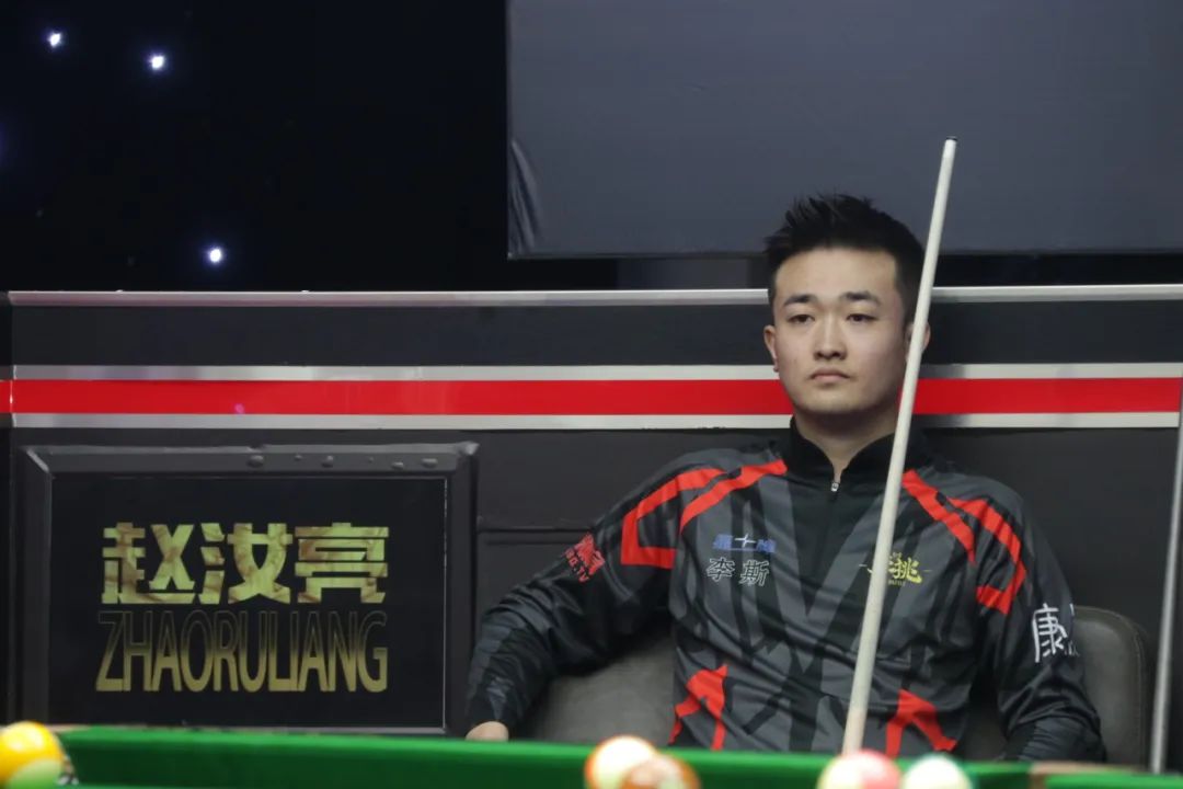 球队围绕斯 球队围绕斯