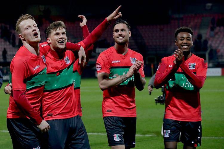 正是他能在 正是他能在